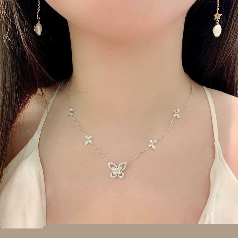 G*u*i necklaces